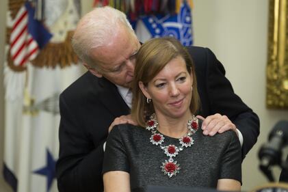 Le carezze di Biden alla moglie del ministro 2