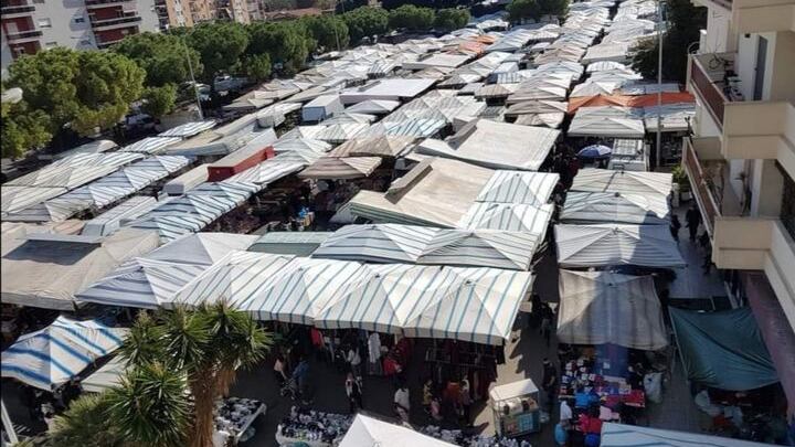 Assalto a spiaggia e mercatini: ecco Palermo in zona arancione