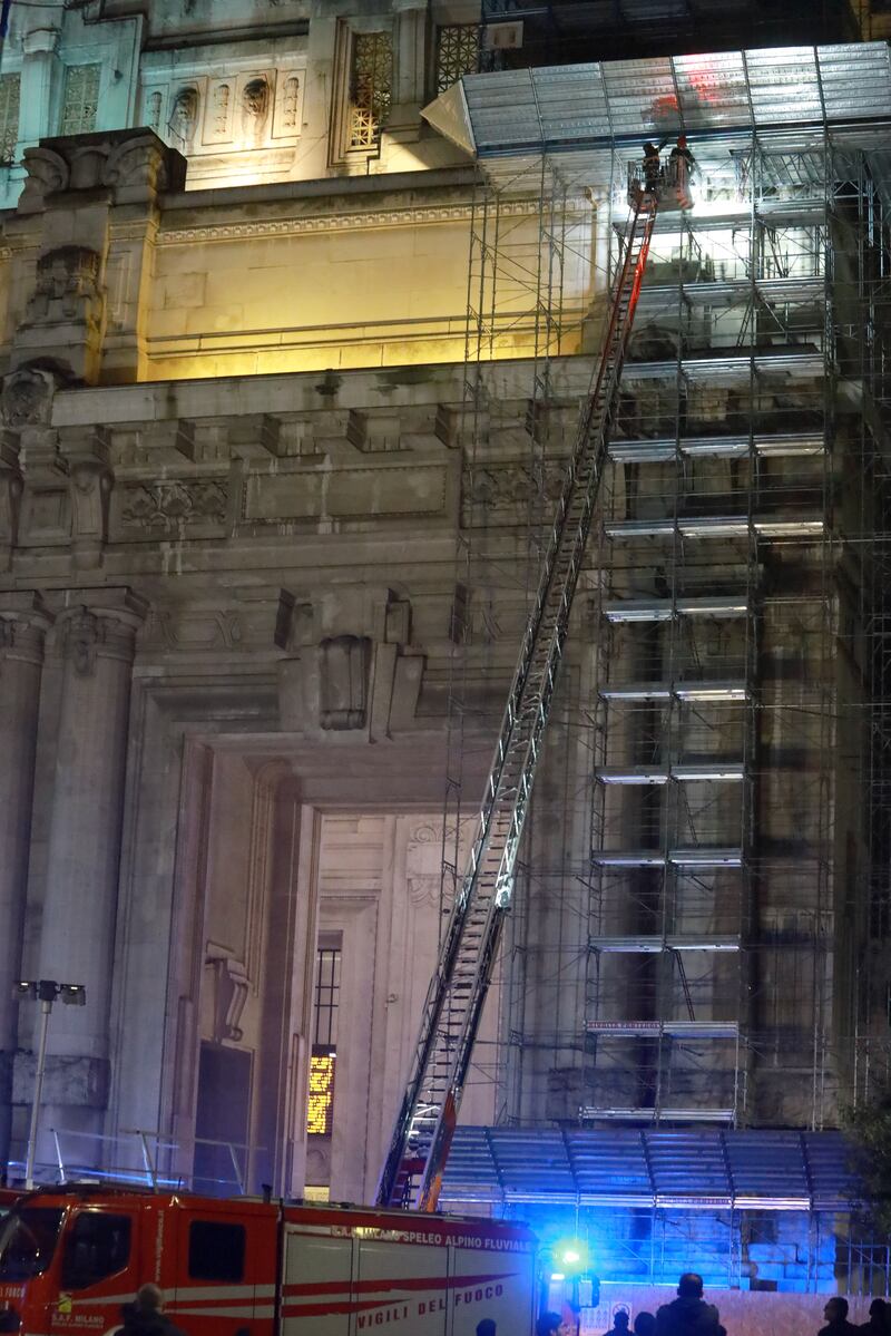 Milano, un uomo si arrampica sulla facciata della stazione Centrale 16