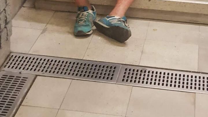 Milano, degrado choc in metro: gambe maciullate dalla droga