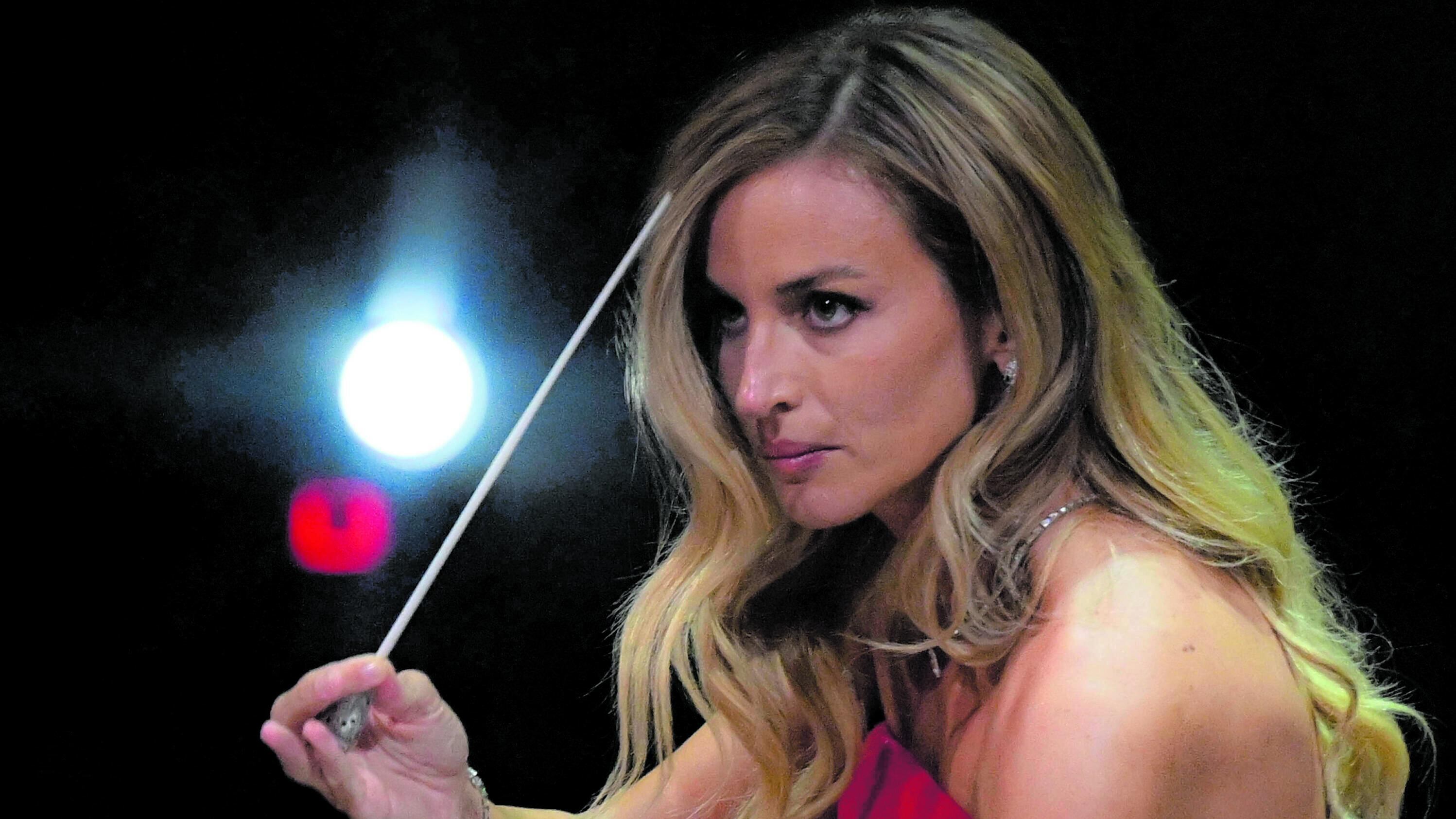 Beatrice Venezi, scontro aperto con l'orchestra del Teatro La Fenice: "Si passano il posto di padre in figlio"
