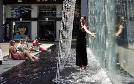 Milano: scatti dalla  fontana d'Apple in Pizza Liberty  2
