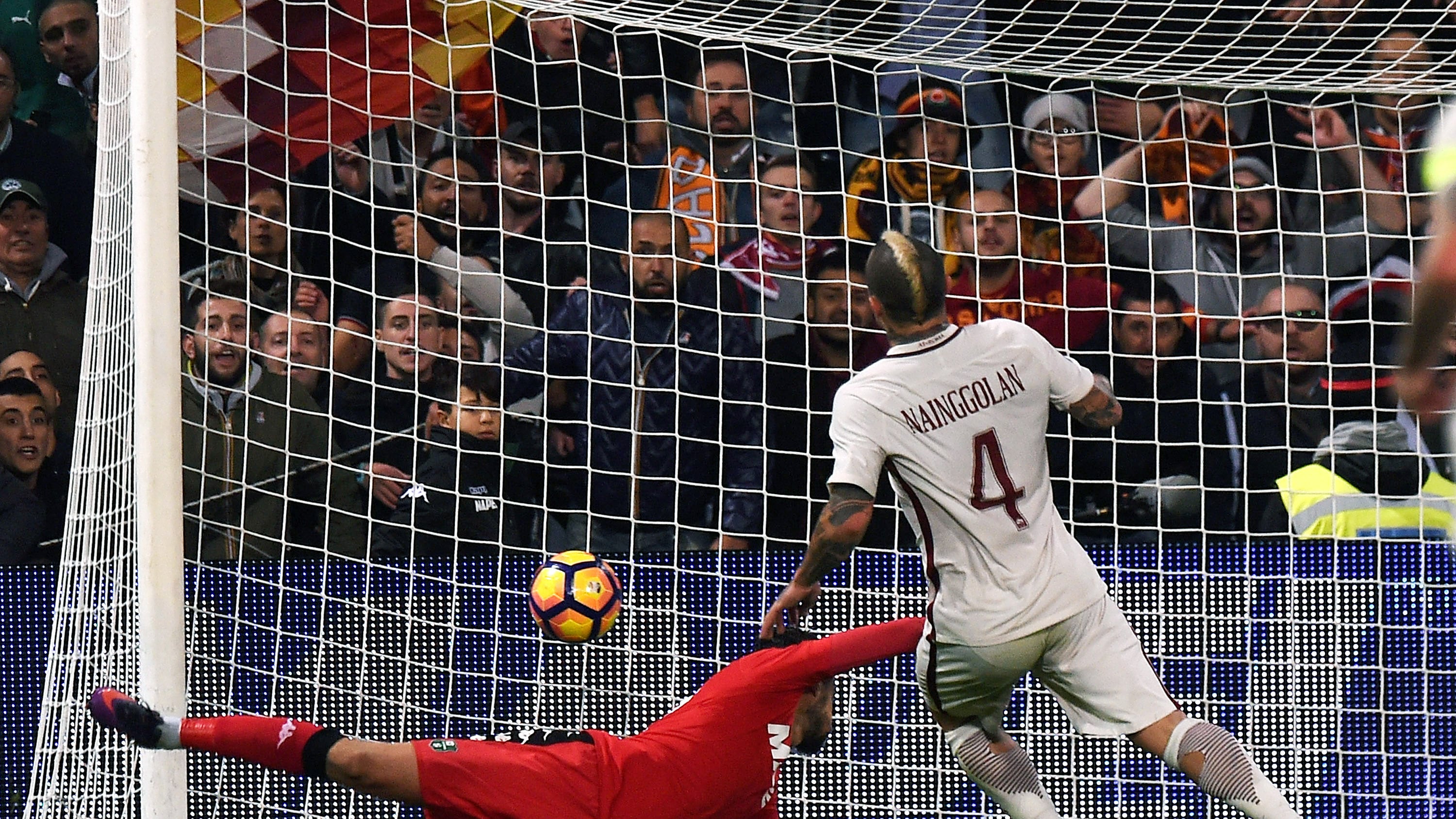 La Roma batte il Sassuolo e resta in scia alla Juve