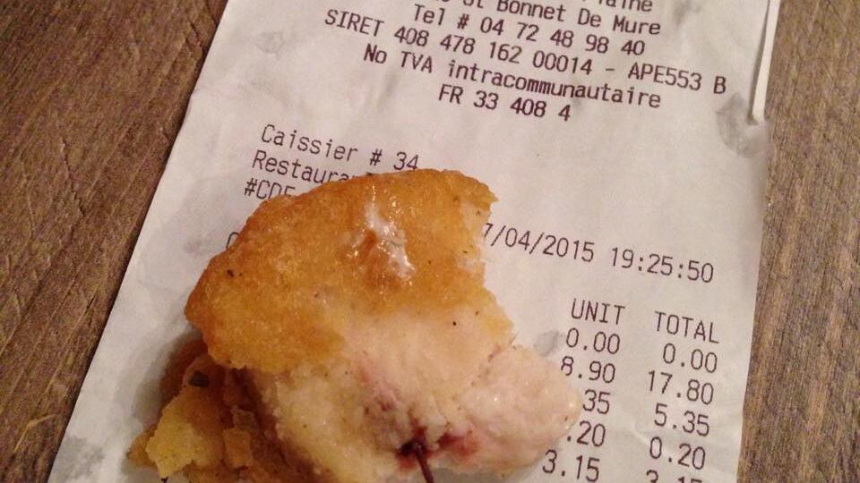 Morde un McNuggets, ma dentro trova quella che sembra "una coda di topo"