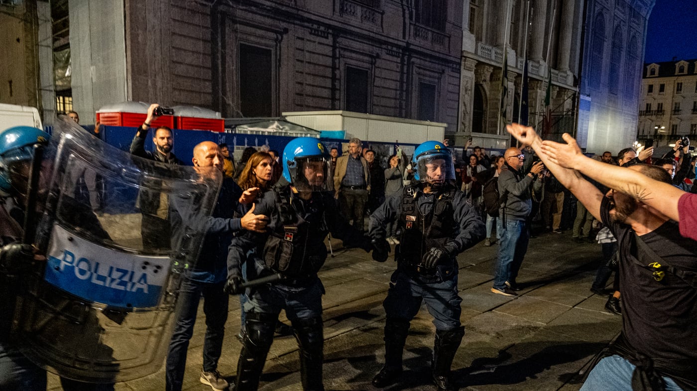 Assediata sede Fdi a Torino. In fiamme vessilli Ue e Nato