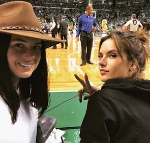 Alessandra Ambrosio, topless e cocchi 9