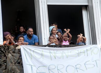Roma, tensioni durante lo sgombero dei migranti abusivi 10