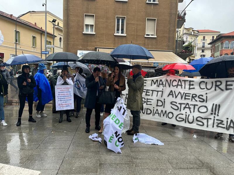 Il presidio davanti al tribunale di Brescia contro Conte e Speranza 3