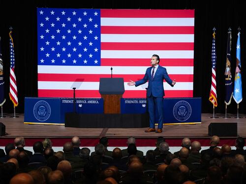 Trump e Hegseth ai generali Usa: "Ci prepariamo alla guerra. Stop con la decadenza woke"