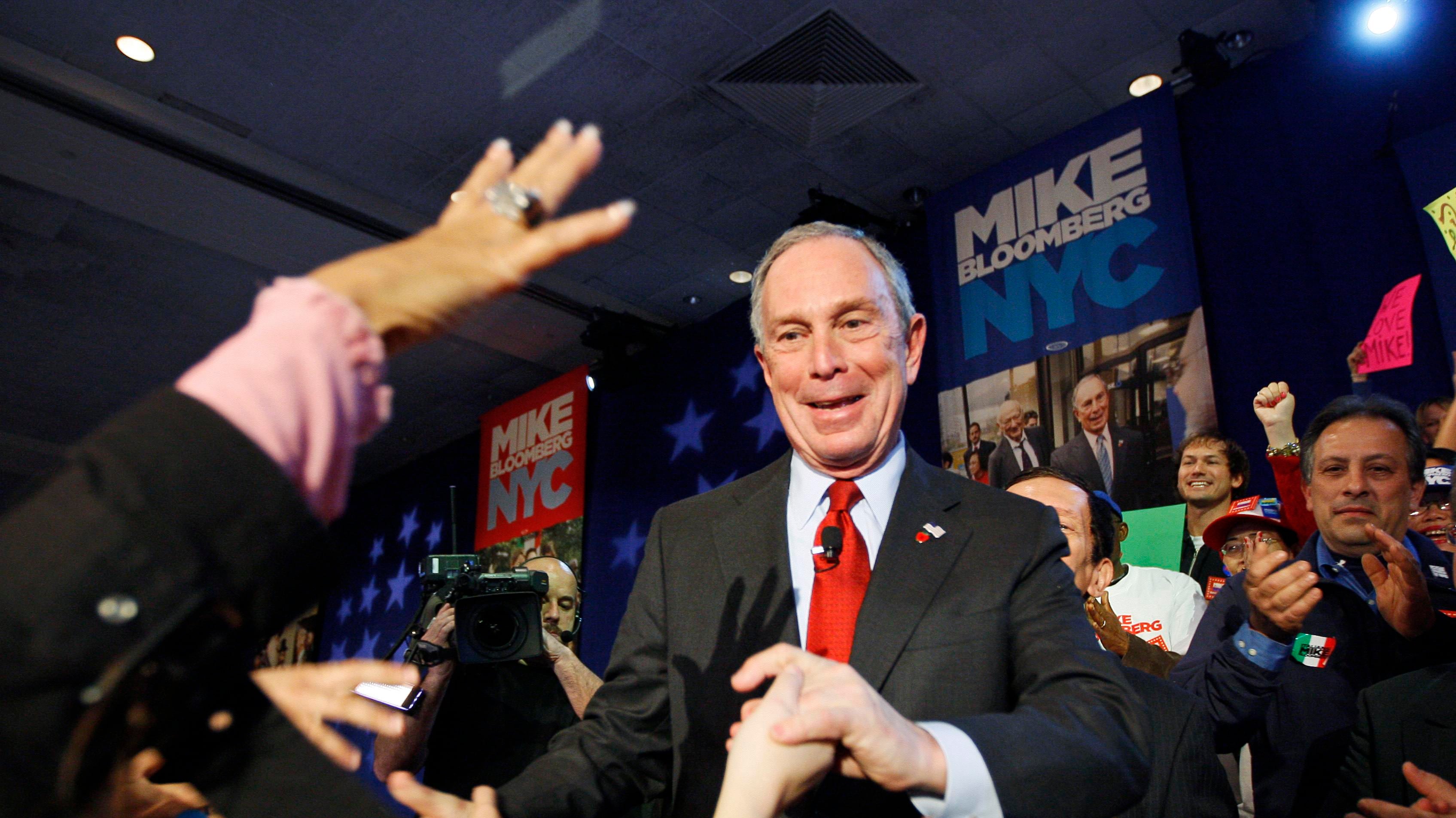 Usa, Bloomberg compra gli spazi pubblicitari e i Democratici temono la sua candidatura