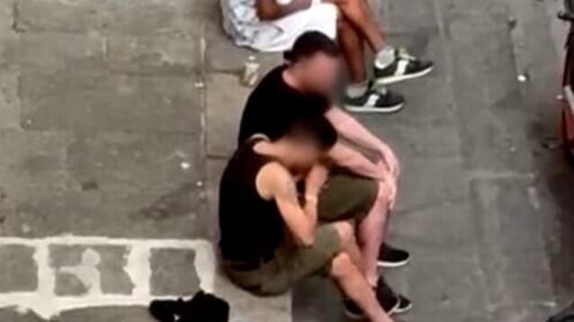 Firenze, sniffano cocaina sul marciapiede: è polemica