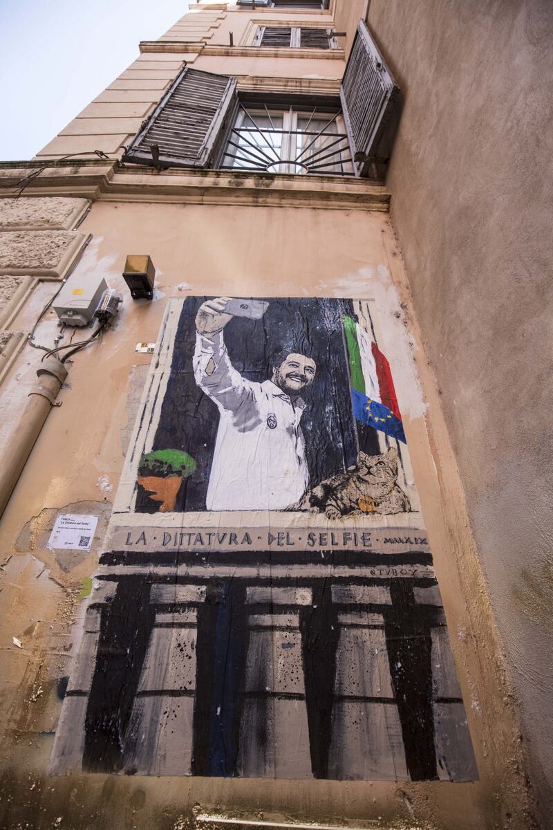 "La dittatura del selfie", ecco il murales che paragona Salvini al Duce 3