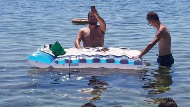 Un peccato "senza dolo". I giudici salvano il prete della Messa in mare