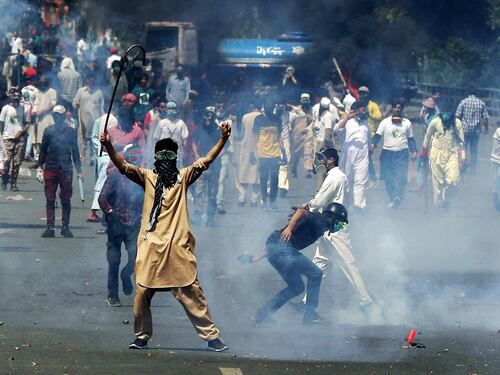 Khan in carcere, Pakistan in fiamme