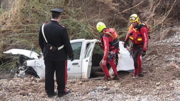 L'alluvione fa crollare un ponte: tre operai inghiottiti dal fango
