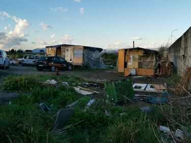 La baraccopoli e i rifiuti vicino al villaggio nomadi autorizzato 8