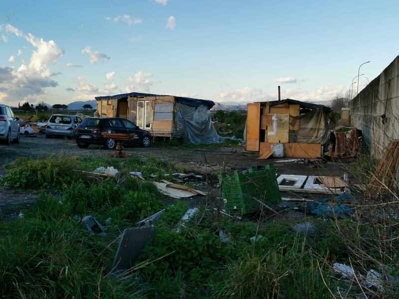 La baraccopoli e i rifiuti vicino al villaggio nomadi autorizzato 8