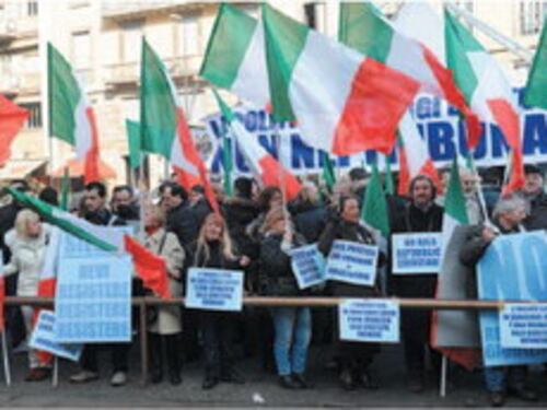 La rivolta del web: "In piazza 5 milioni di persone"