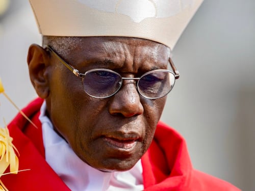 Il cardinale Sarah: “Ma la messa antica per i sacerdoti è quella che aiuta a celebrare meglio”