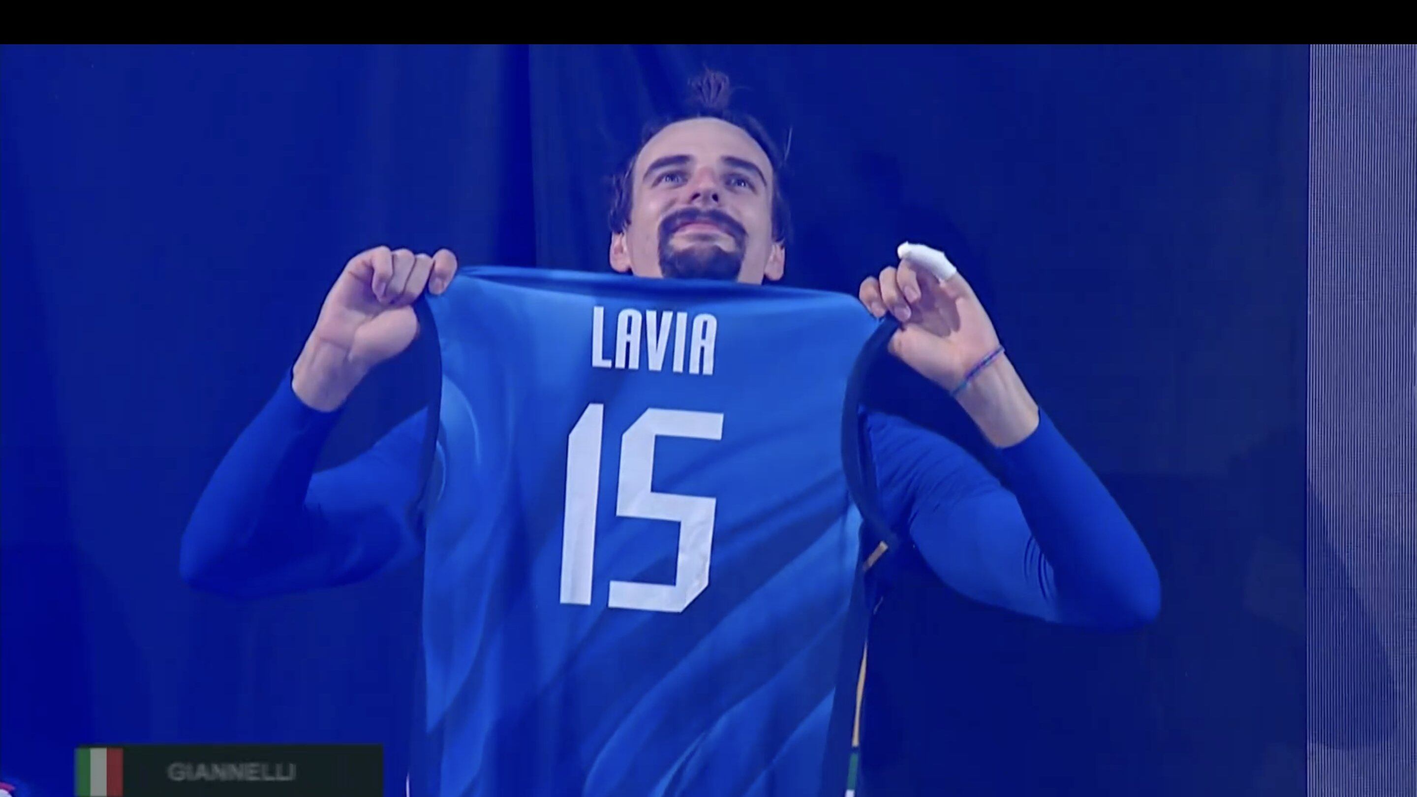 La maglia di Lavia e il bacio al cielo, cosa c'è dietro il gesto durante la premiazione dell'Italvolley