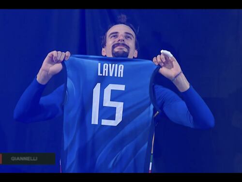 La maglia di Lavia e il bacio al cielo, cosa c'è dietro il gesto durante la premiazione dell'Italvolley