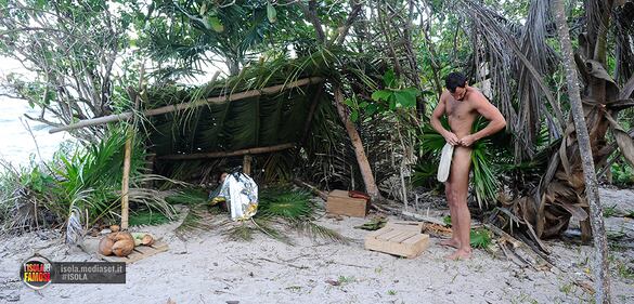 Isola dei Famosi: i costumi degli uomini 17