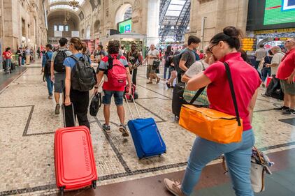 Partenze per le Vacanze. Esodo estivo in Stazione Centrale di Milano  5
