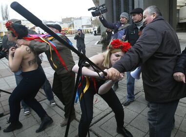 Simferopoli, le Femen protestano contro Putin 14