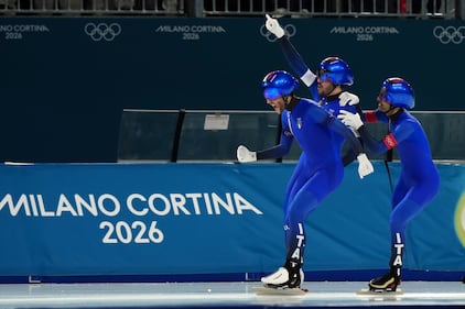 La storica impresa degli azzurri nel pattinaggio: guarda le foto 10