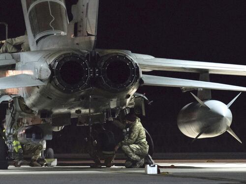 Tornado della Raf bombardano i giacimenti petroliferi dell'Isis