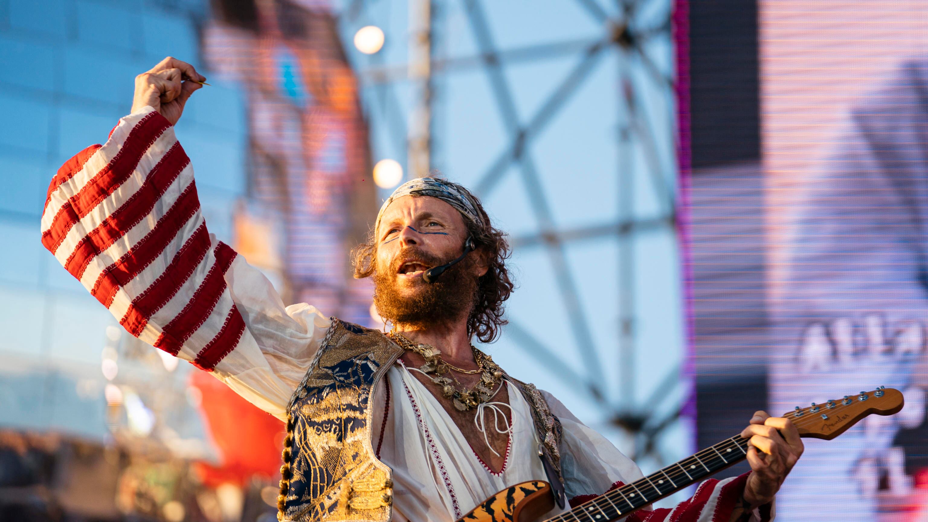 Gli ambientalisti a Jovanotti: "Distruggi le spiagge"