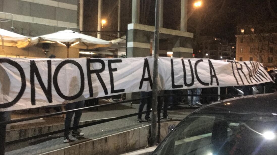 Striscione a Ponte Milvio: "Onore a Luca Traini". E l'Anpi attacca: "Vergogna"