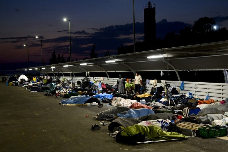 Migranti accampati davanti ad un supermercato a Lesbo (Getty Images)