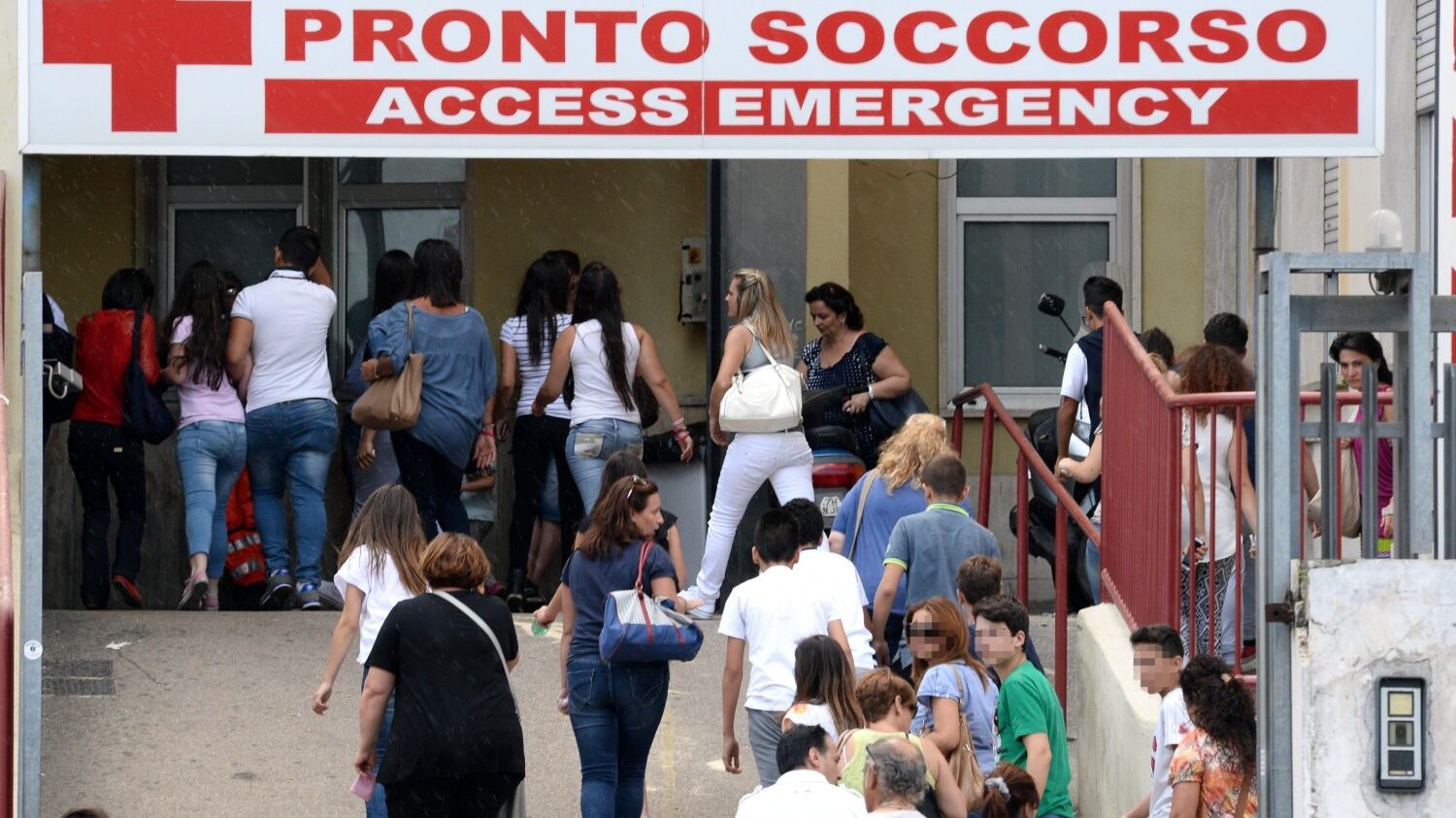 Napoli, morto Salvatore Giordano, colpito da un cornicione in centro