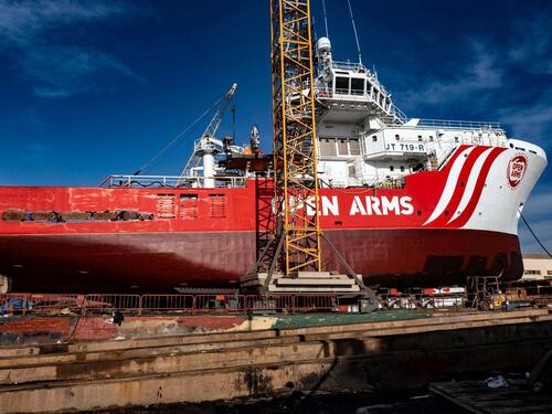 La Ocean Viking torna in mare e minaccia: "Guerra non dichiarata"