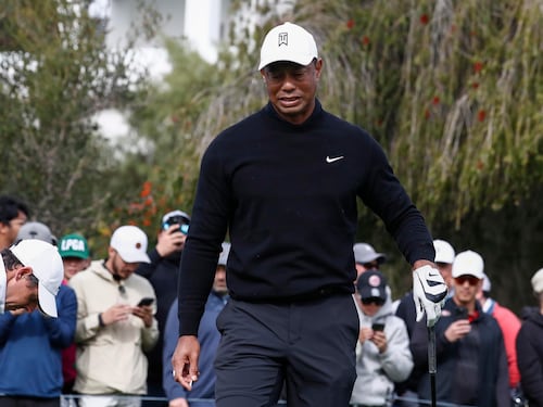 Tiger Woods si ribalta con l'auto. Arrestato per guida in stato di ebbrezza