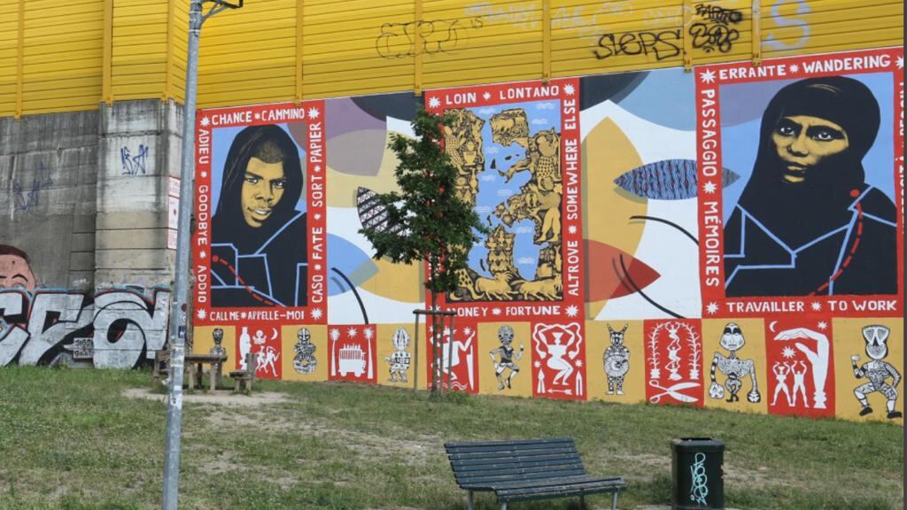 Il Comune di Milano spende 38mila euro per un murales immigrazionista