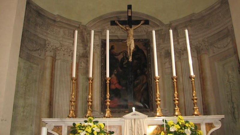 Gridano in chiesa durante la messa e urlano “Allah Akbar”. Ma per il prete è una ragazzata