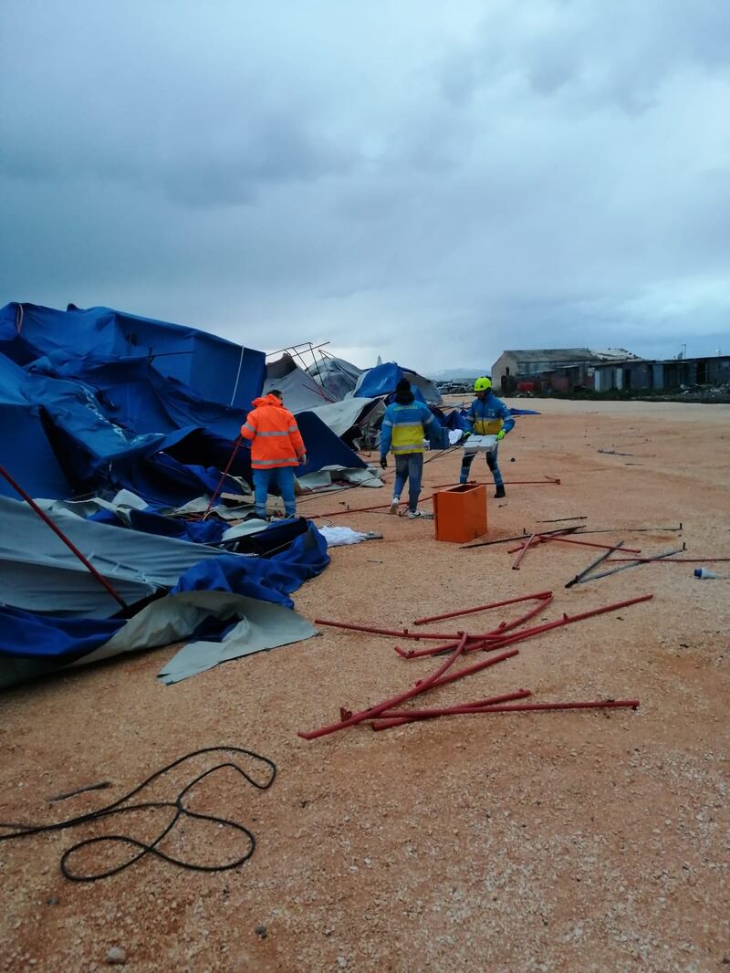 Foggia, le forti raffiche di vento abbattono la tendopoli 6