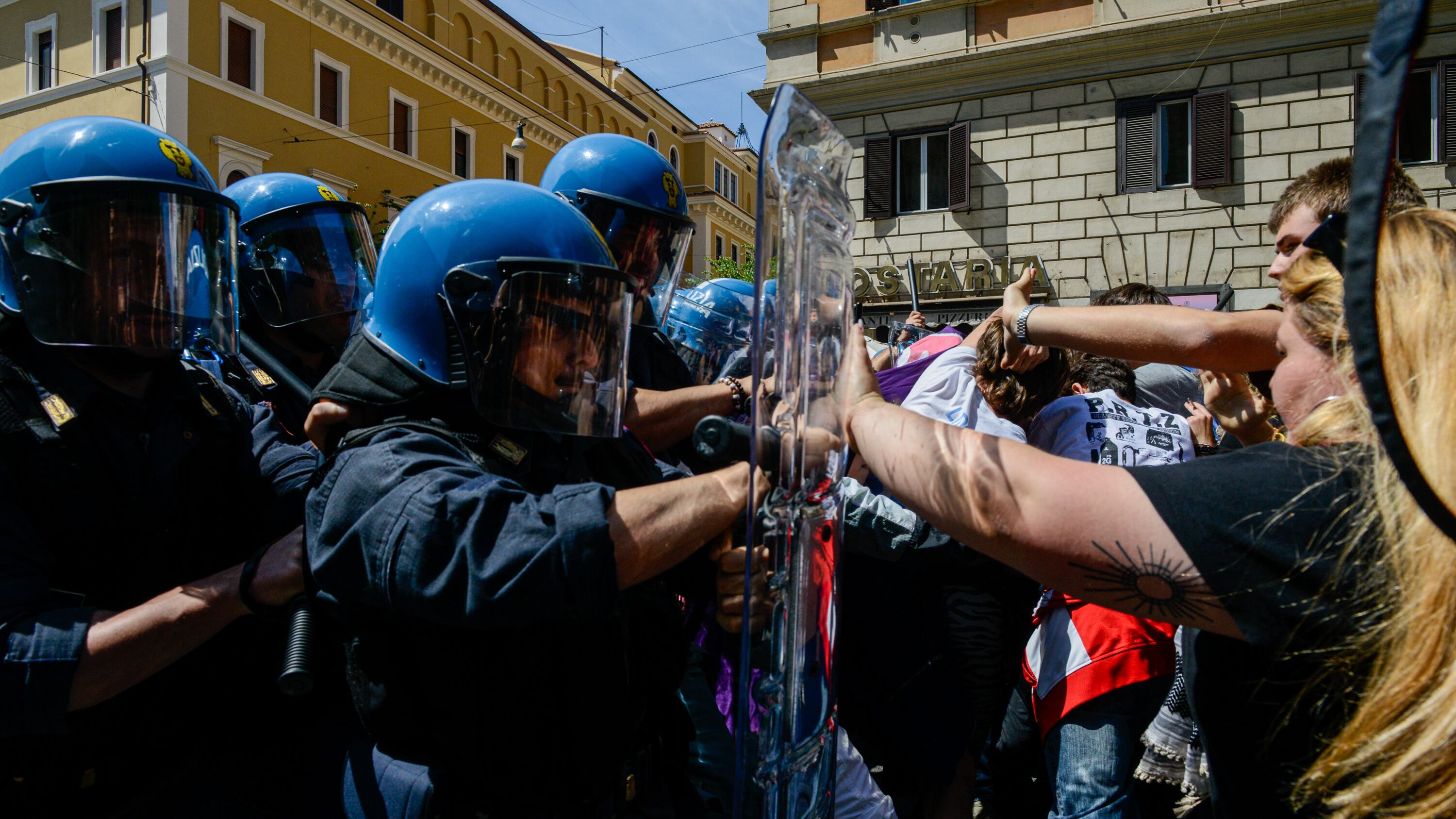 Roma, Stati generali della natalità: scontri tra manifestanti e polizia