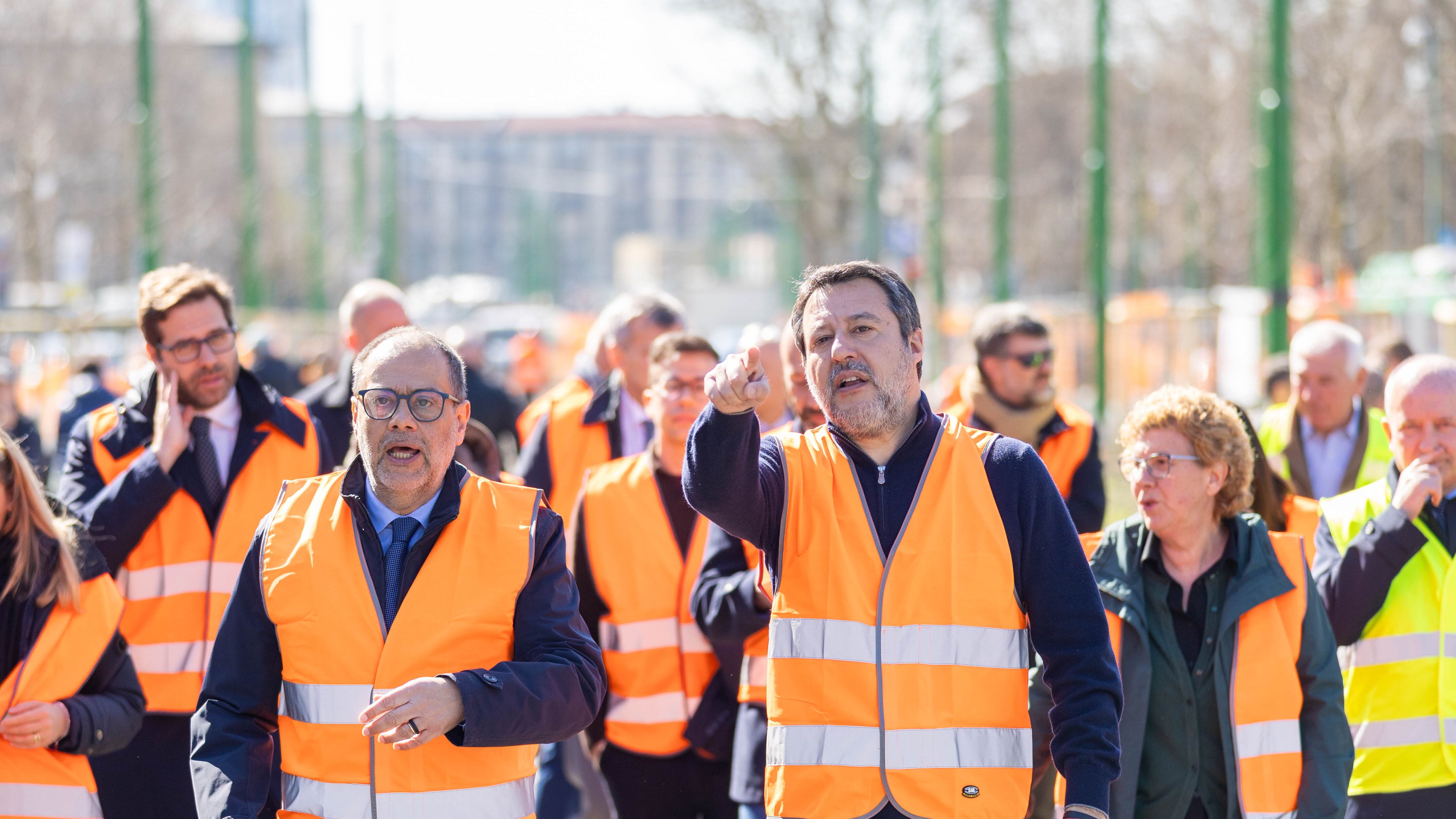 Fumo da un tram, è il quinto incidente. Salvini: "Ora serve una riflessione"