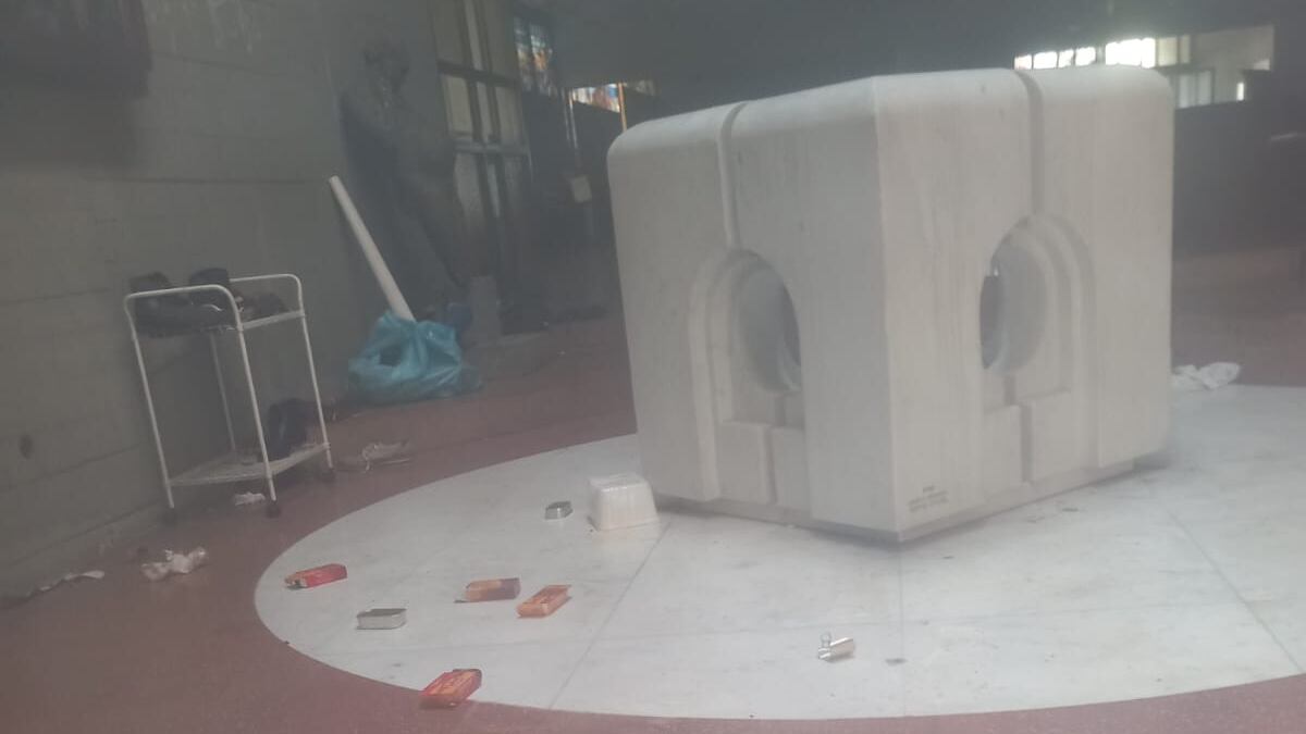 I migranti di Vicofaro riducono la chiesa in discarica. E don Biancalani se ne infischia