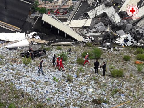 Crollo di Genova, si cercano cinque dispersi