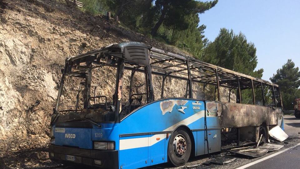 Autobus in fiamme: tragedia sfiorata a Manfredonia