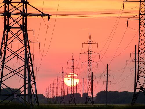 "Elettricità più cara d'Europa": cosa c'è dietro al boom delle bollette in Italia