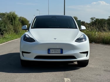 Tesla Model Y Long Range RWD: guarda la gallery del SUV elettrico super efficiente 19