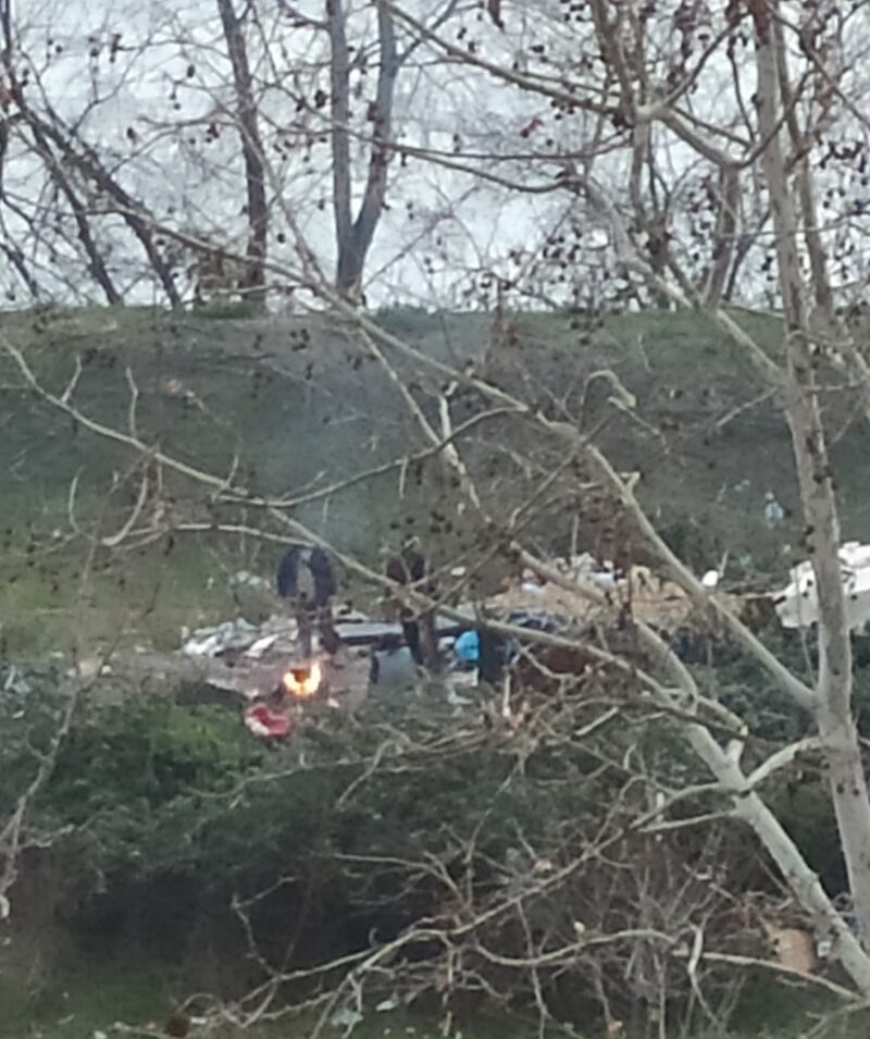 Discariche, roghi tossici e pic-nic: sul Lungotevere di Pietra Papa spunta una nuova favela 2