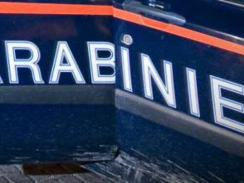 Malese sfonda il vetro dell'auto dei carabinieri: voleva la droga indietro
