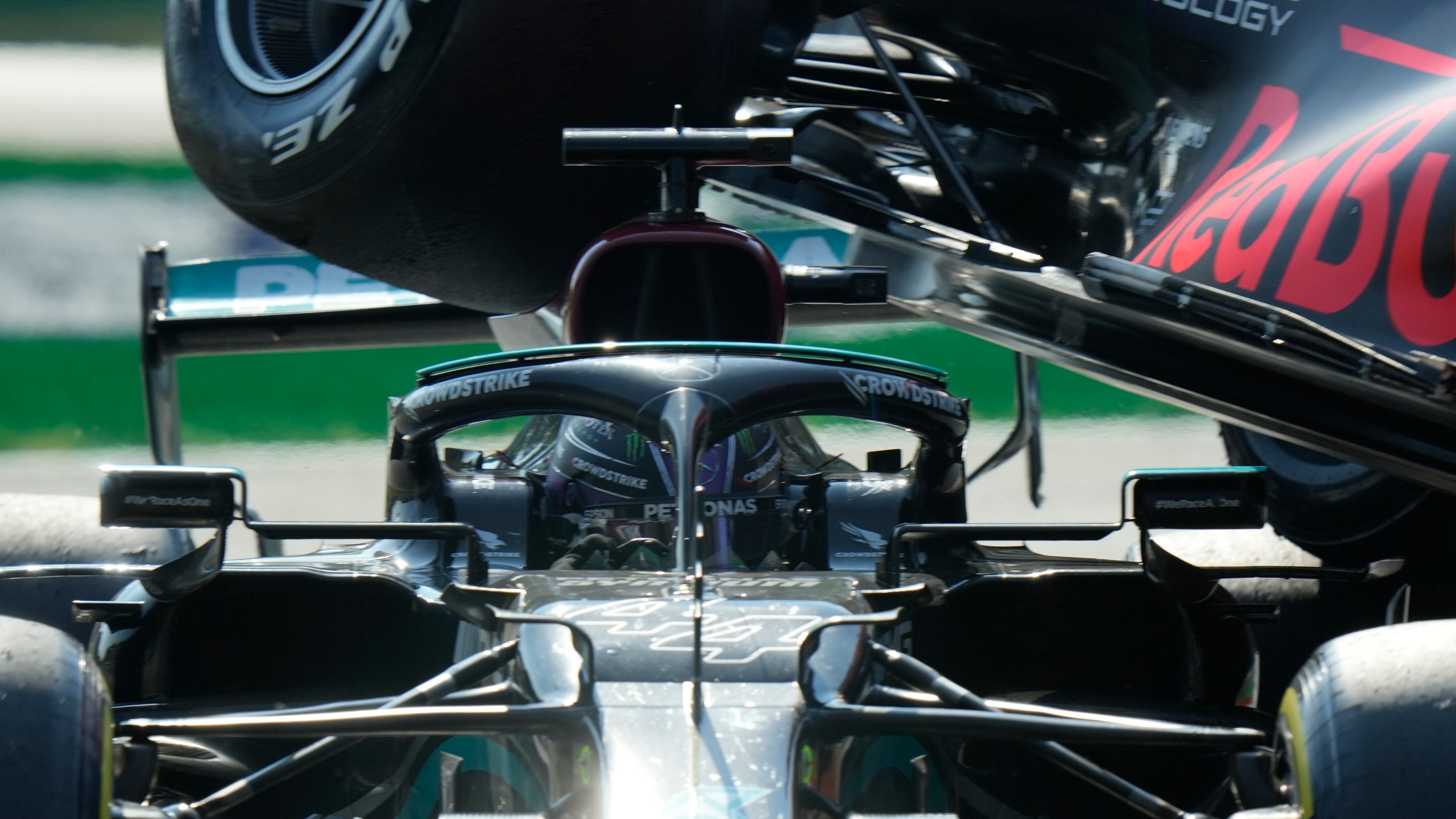 "Fatto apposta", "Spinto fuori": il Gp d'Italia finisce in "rissa"