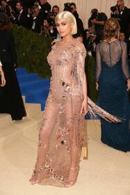 Kylie Jenner sexy alla finestra 27